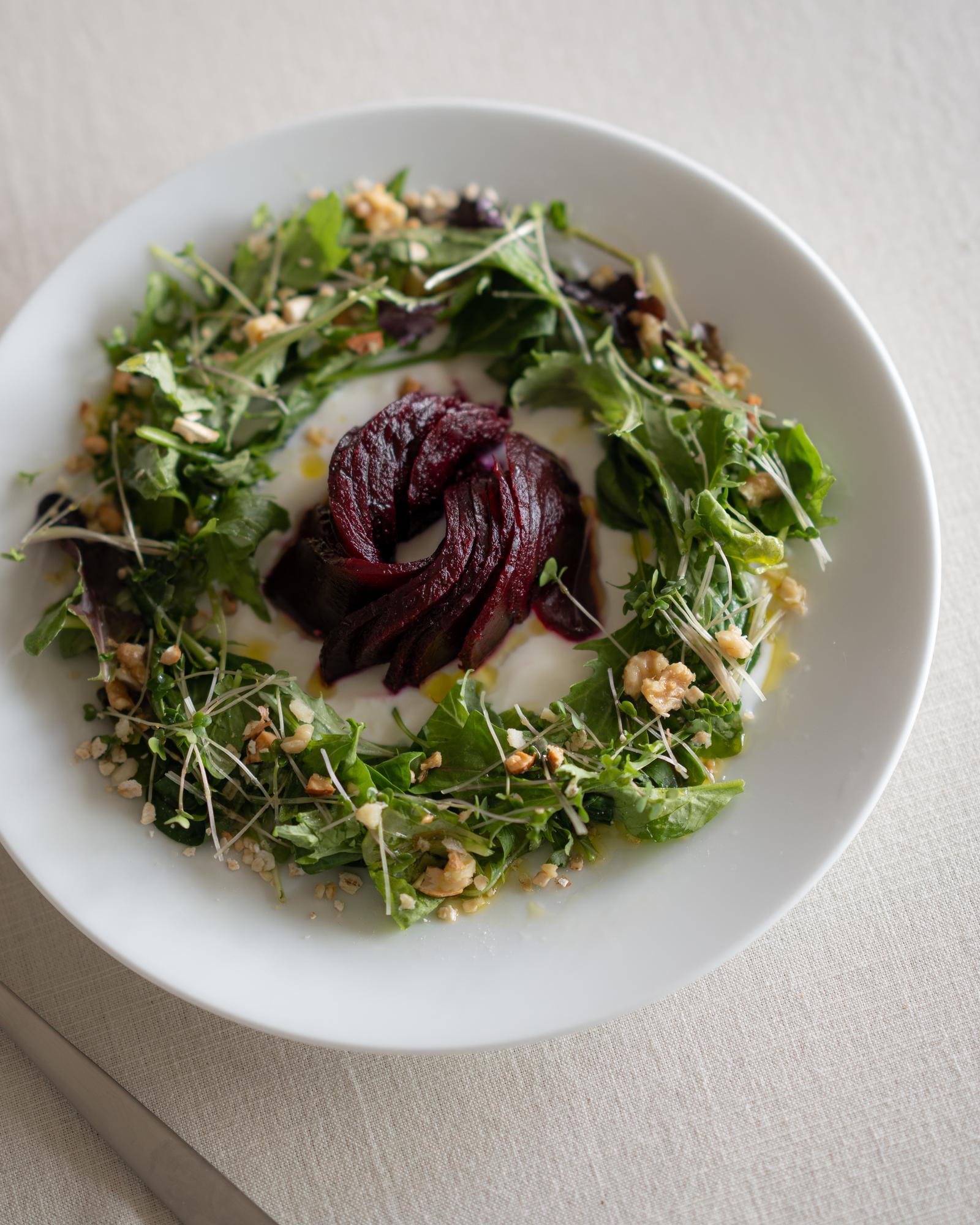 Dettaglio di piatto gourmet con salse